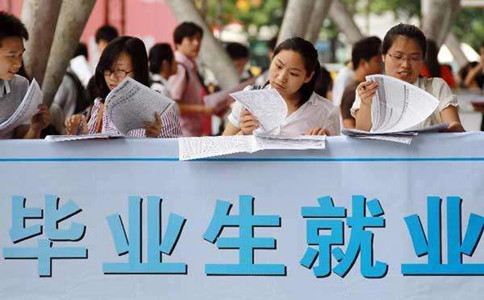 公務(wù)員考試偏向應(yīng)畢業(yè)屆生？往屆生想哭還早了點(diǎn)
